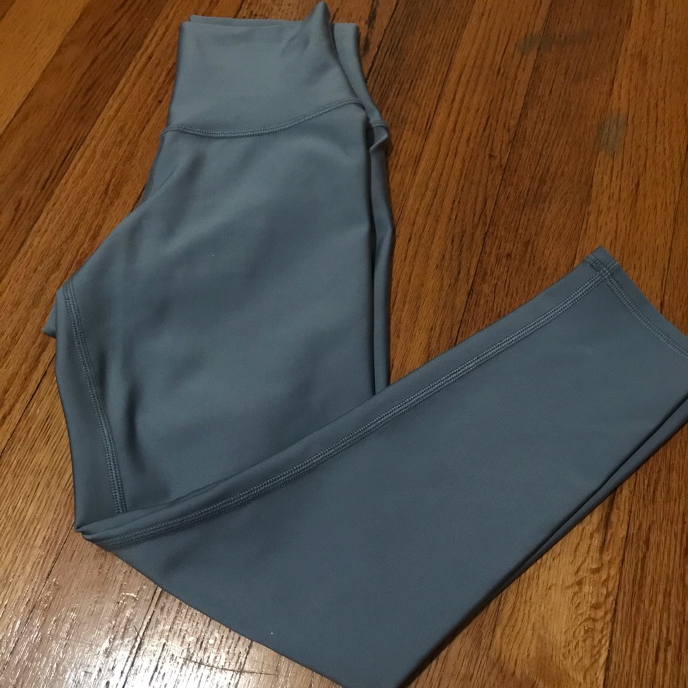 Alo Yoga- High waist airlift capris